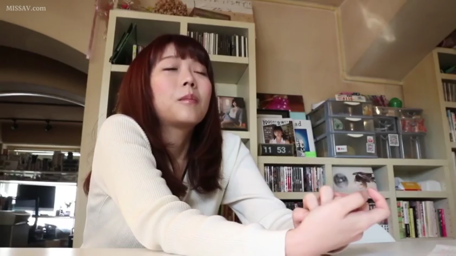 坐姿 · 交谈 · 半身 · 书房 · 书架 · 白色毛衣 · 闭目微笑 · 红棕色长发