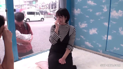 跪坐 · 羞涩 · 捂嘴大笑 · 毛毯 · 条纹衫黑色背带裙 · 室内街景