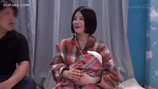 格子襯衫 · 室內 · 坐姿 · 微笑 · 半身 · 交流