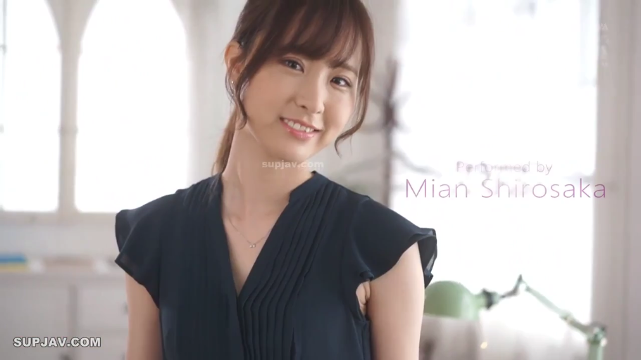 室内 · 站立 · 微笑 · 半身 · 看向镜头 · 深蓝色雪纺衫