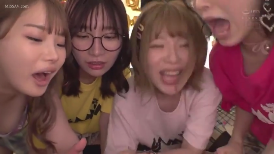 室內 · 面部 · 俯身 · 眼鏡 · 多人 · 興奮 · 喊叫 · 多彩T恤