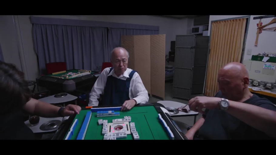 室內 · 坐姿 · 专注 · 襯衫 · 老年人 · 打麻将 · 麻将桌