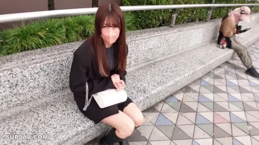 黑色西装外套与短裙