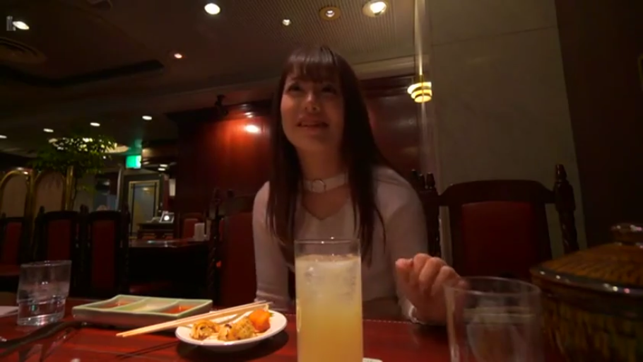 坐姿 · 中景 · 微笑 · 白色上衣 · 餐厅 · 用餐 · 饮料杯 · 室内暖色调