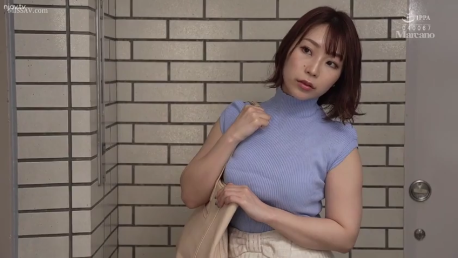 站立 · 半身 · 走廊 · 浅蓝色无袖紧身毛衣