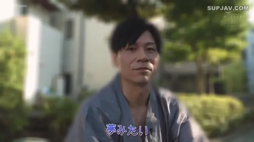 脸部特写 · 站立 · 微笑 · 室外 · 男性 · 领夹麦 · 受访 · 灰色浴衣