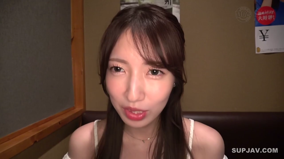 室内 · 脸部特写 · 微笑 · 正坐 · 注视 · 白色吊带