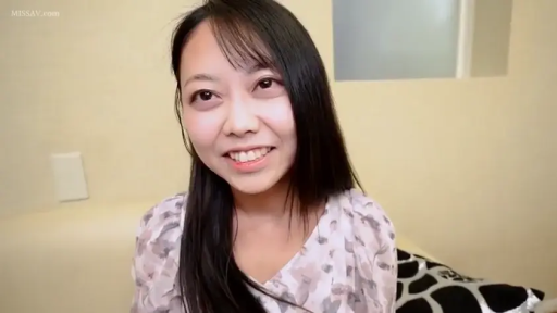 室内 · 站立 · 中景 · 微笑 · 橱柜 · 交谈互动 · 多人数 · 白T恤与短裙