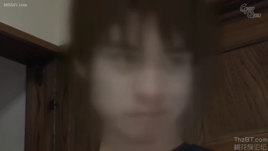 室内 · 严肃 · 脸部特写 · 观察 · 便服 · 正面