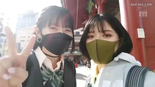 面部 · 制服 · 站立 · 微笑 · 屋外 · 二人 · 自拍 · 口罩