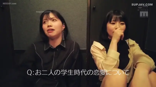 室内 · 双人 · 中景 · 自然 · 衬衫 · 谈话 · 并坐