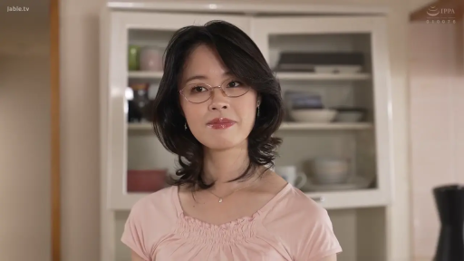 眼镜 · 站姿 · 微笑 · 半身特写 · 居家 · 注视 · 厨房 · 粉色上衣