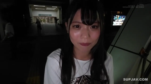 站立 · 微笑 · 面部特写 · 白色上衣 · 注视镜头 · 户外夜晚