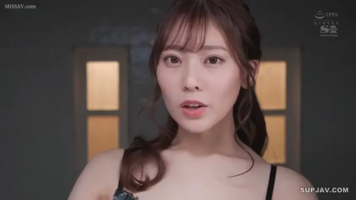 室内 · 面部 · 注視 · 正面 · 微かに口を開く · 吊帯 · 人像