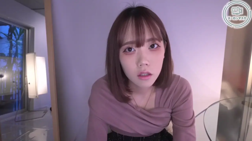 室内 · 俯身 · 面部特写 · 注视镜头 · 迷茫 · 长袖针织衫