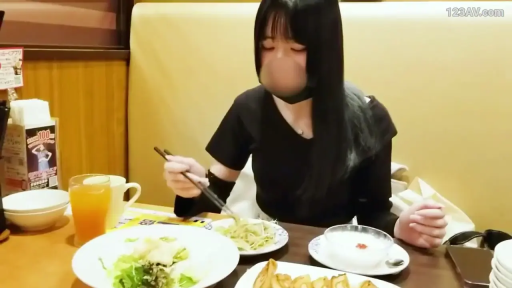 Sitting Posture · Half-body · 餐厅 · 进食 · Covering face · 黑色短袖 · Lifestyle · 筷子