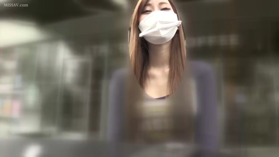 站姿 · 微笑 · 对视 · 街头 · 头部特写 · 普通上衣 · 口罩 · 街头采访