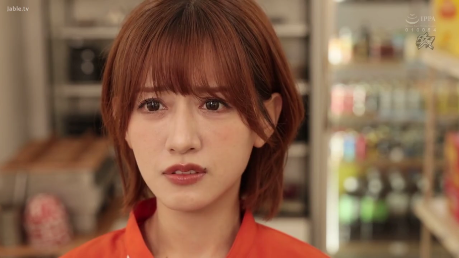 Grievance · Close-up of the face · Stand · Gaze · 便利店 · Shelf · 短发 · 红色制服