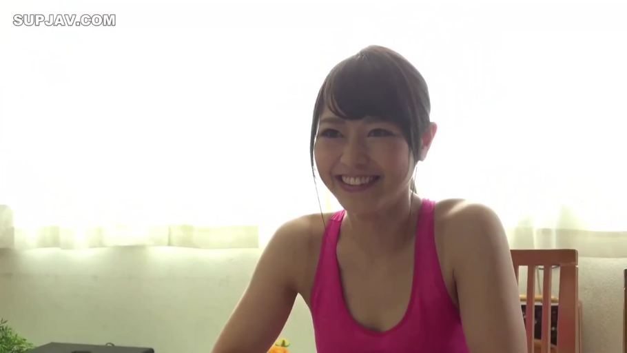 室内 · 坐姿 · 半身特写 · 笑容 · 粉色运动背心