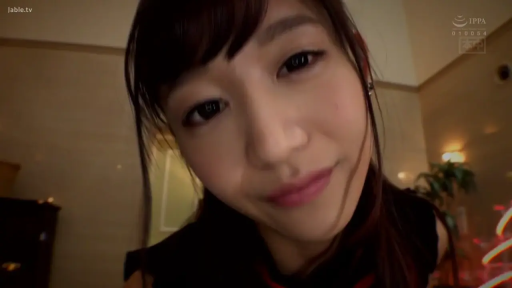 室内 · 俯身 · 微笑 · 第一人称视角 · 面部特写 · 对视 · 黑色衣服