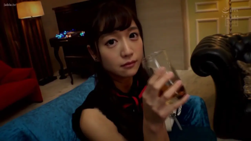 室内 · 坐姿 · 半身 · 水手服 · 手持酒杯