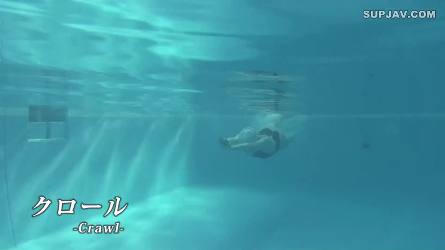 俯卧 · 游泳池 · 水下 · 游泳 · 连体泳装