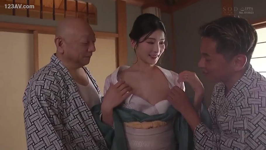 Stand · Japanese-style room · Medium shot · Smile · 多人 · 脱衣 · 和服