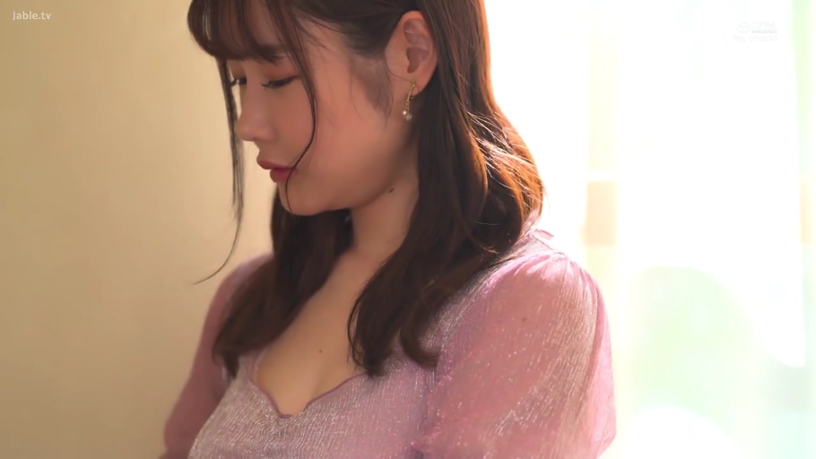 室内 · 瞑想 · 憂鬱 · 长发 · 侧脸 · 耳坠 · 低头站立 · 紫色薄纱上衣