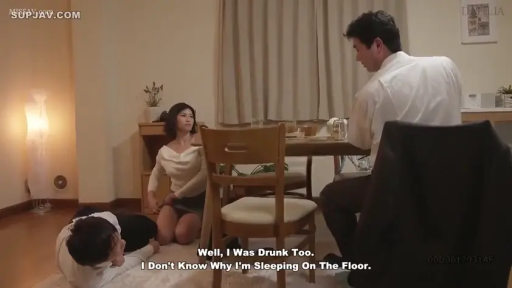 交谈 · 跪坐 · 中景 · 餐桌 · 多人 · 餐厅 · 忧虑 · 日常便装