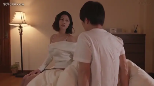 相对而坐 · 卧室 · 中景 · 冷静 · 台灯 · 成人内容 · 对视 · 露肩白衣