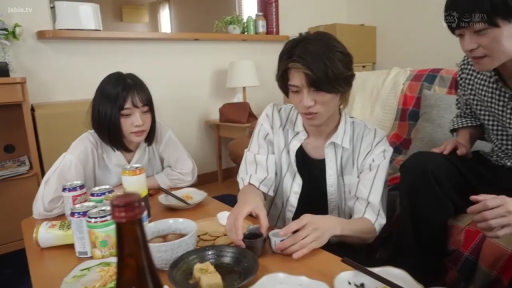 白色背心 · 否 · 披肩长发 · 白墙背景 · 浅笑 · 开口说话 · 正面站姿
