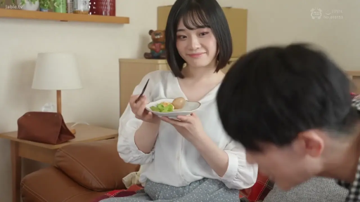 坐姿 · 中景 · 微笑 · 客厅 · 白色衬衫 · 居家 · 进食 · 盘子