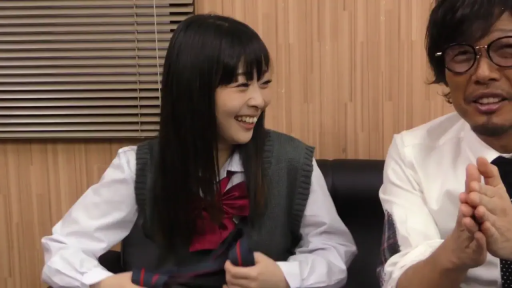 坐姿 · 校服 · 聊天 · 房间 · 访谈 · 大笑