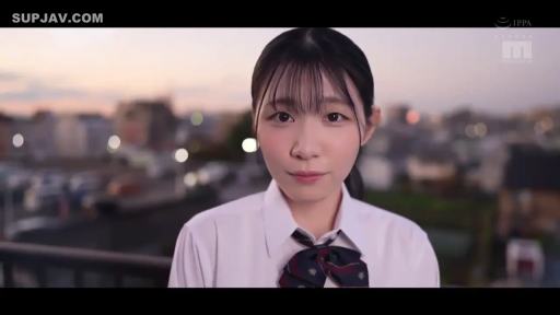 校服 · 站立 · 平静 · 面对镜头 · 栏杆 · 胸部以上 · 室外天台 · 黄昏