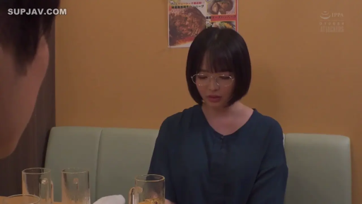 坐姿 · 交谈 · 面部 · 忧郁 · 休闲装 · 酒杯 · 剧情 · 餐厅