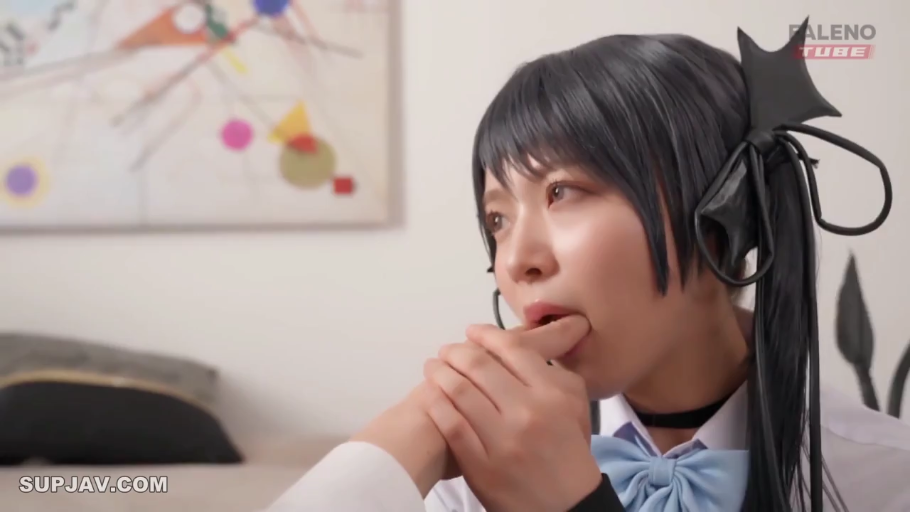 室内 · 座り姿勢 · 顔 · 迷離 · 特写 · JK制服 · 发饰 · 吸う