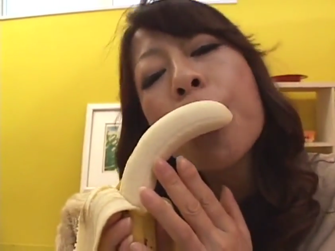 室内 · 脸部特写 · 浅色常服 · 微仰头