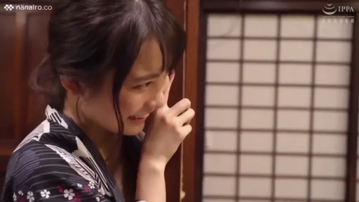坐姿 · 字幕 · 沙发 · 微笑 · 客厅 · 半身 · 白色开衫 · 访谈