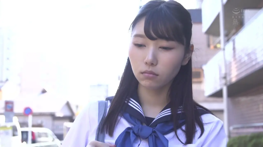 顔のクローズアップ · 学生服 · 頭を垂れて熟考する · 户外街道 · 立ち姿勢 · 日本水手服 · 忧郁冷淡 · 单肩书包