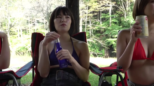 坐姿 · 比基尼 · 中景 · 平静 · 饮酒 · 饮料罐 · 森林 · 露营