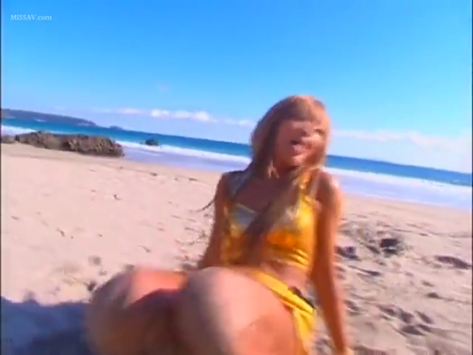 坐姿 · 比基尼 · 摆拍 · 张嘴 · 海滩