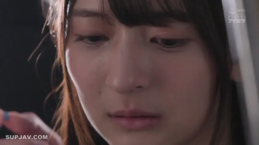 室内 · 憂鬱 · 頭を下げる · 顔部のクローズアップ · 凝視 · 常服