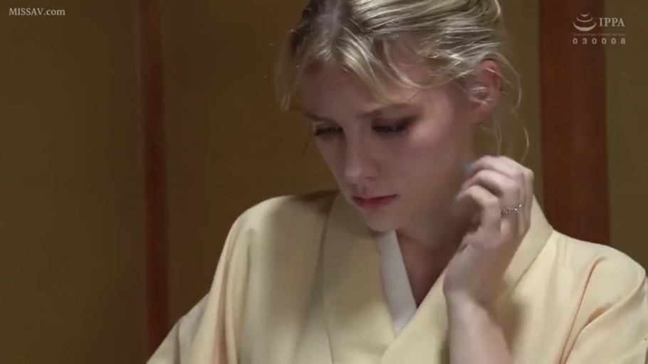 座り姿勢 · 憂鬱 · 顔のクローズアップ · 指輪 · 整理头发 · AV剧照 · 传统和室 · 淡黄色和服