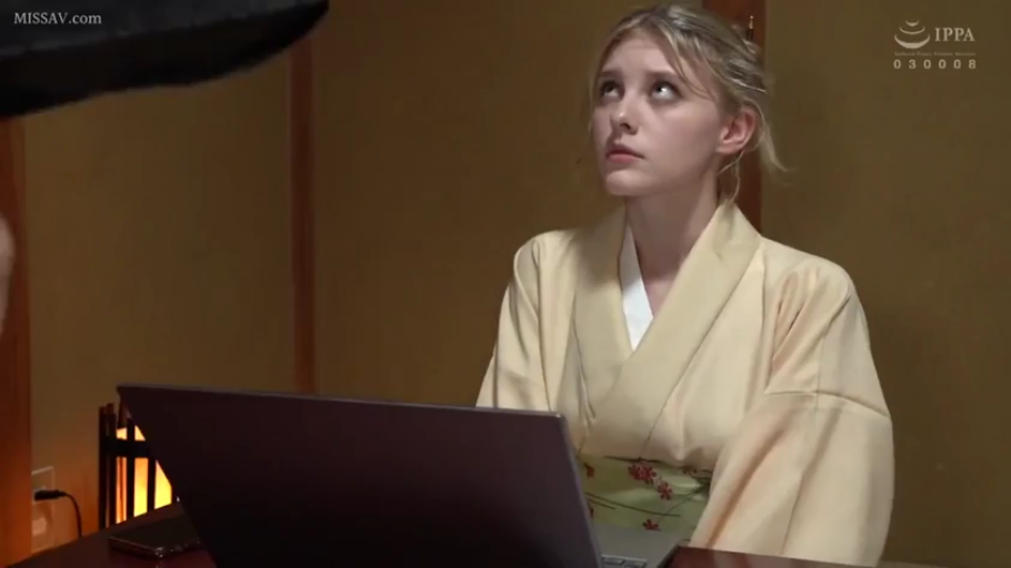 坐姿 · 和室 · 面部特写 · 和服