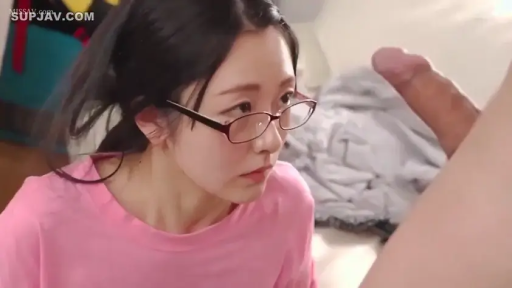 眼镜 · 专注 · 卧室 · 口交 · 跪姿 · 第一人称视角 · 面部特写 · 粉色T恤