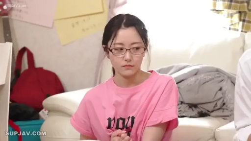 室内 · 座り姿勢 · メガネ · 中景 · ピンクのTシャツ · 冷淡 · アジア人女性 · 侧望