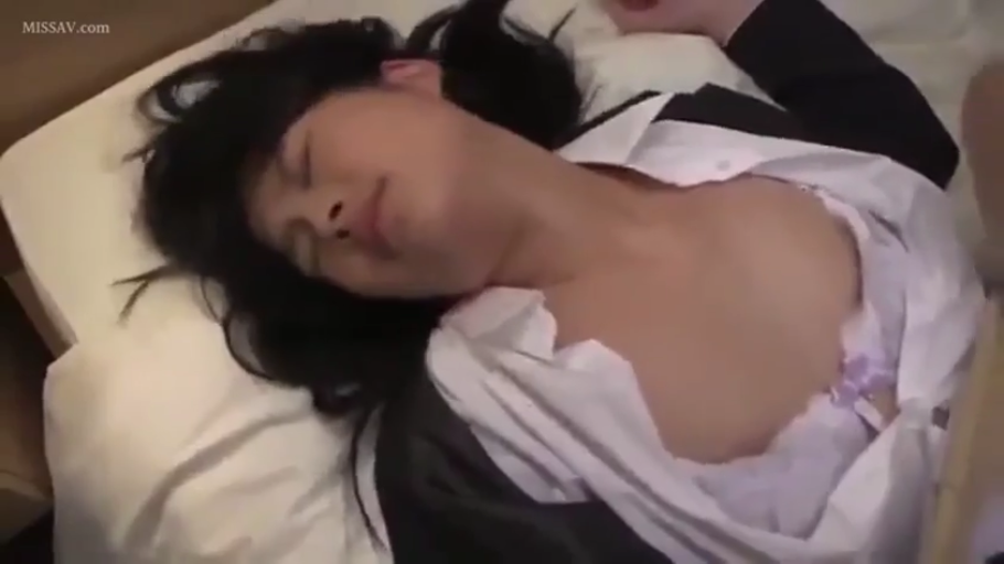 脸部特写 · 全裸 · 卧室 · 床铺 · 平静 · 注视 · 昏暗 · 卧姿