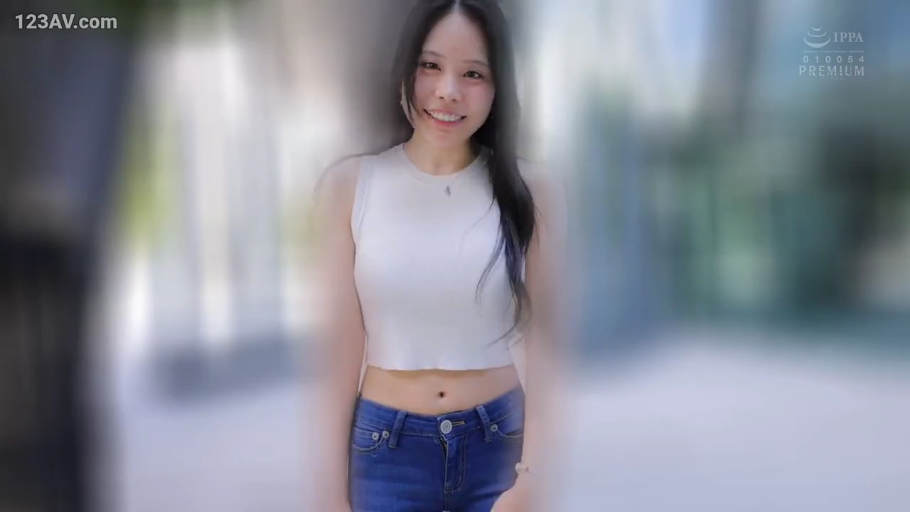 中景 · 站姿 · 微笑 · 对视 · 室外 · 清纯 · 白色露脐背心