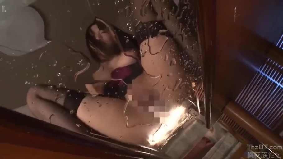 室内 · 黑色内衣 · 私处特写 · M字开腿 · 玻璃尿