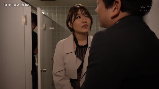 严肃 · 站立 · 中景 · 对视 · 洗手间 · 风衣